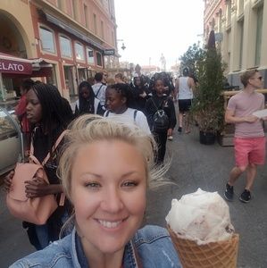 Meet your Posher, Laura